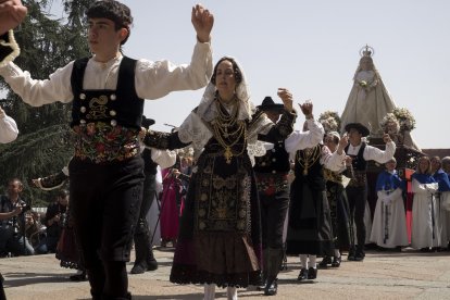 Los pasos de Nuestra Señora de la Alegría y Jesús Resucitado se encuentran en la procesión conjunta de Resurrección frente a la Catedral de Salamanca. -ICAL