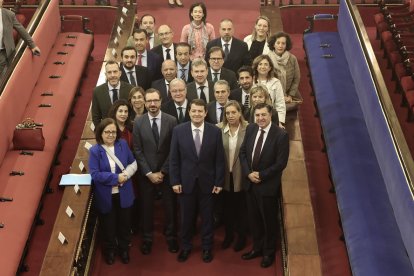 El presidente de la Junta de Castilla y León, Alfonso Fernández Mañueco, interviene en la sesión de la Comisión General de las Comunidades Autónomas en el Senado para debatir sobre la aplicación efectiva de los principios de igualdad de todos los españoles ante la ley y la solidaridad entre comunidades autónomas. En la imagen, junto a Senadores del partido popular en Castilla y León.- ICAL