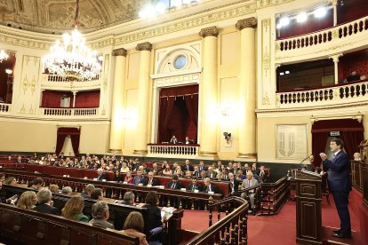 El presidente de la Junta de Castilla y León, Alfonso Fernández Mañueco, interviene en la sesión de la Comisión General de las Comunidades Autónomas en el Senado para debatir sobre la aplicación efectiva de los principios de igualdad de todos los españoles ante la ley y la solidaridad entre comunidades autónomas.- ICAL