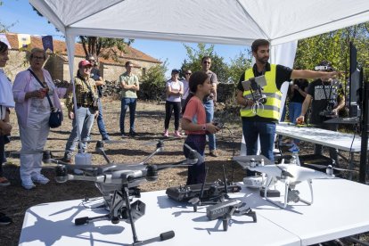 El castro de Yecla de Yeltes acoge una jornada de drones, donde se han celebrado carreras, cursos de formación y vuelo libre con diferentes multicópteros. Ical