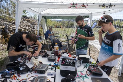 El castro de Yecla de Yeltes acoge una jornada de drones, donde se han celebrado carreras, cursos de formación y vuelo libre con diferentes multicópteros. Ical