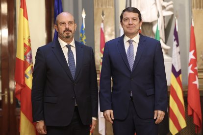 El presidente de la Junta de Castilla y León, Alfonso Fernández Mañueco, interviene en la sesión de la Comisión General de las Comunidades Autónomas en el Senado para debatir sobre la aplicación efectiva de los principios de igualdad de todos los españoles ante la ley y la solidaridad entre comunidades autónomas. En la imagen junto al presidente del Senado, Pedro Rollán.- ICAL