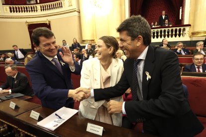 El presidente de la Junta de Castilla y León, Alfonso Fernández Mañueco, interviene en la sesión de la Comisión General de las Comunidades Autónomas en el Senado para debatir sobre la aplicación efectiva de los principios de igualdad de todos los españoles ante la ley y la solidaridad entre comunidades autónomas.En la imagen saludando al Presentación la Comunidad Valenciana, Carlos Mozón.- ICAL