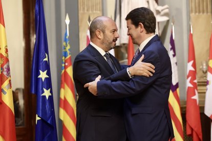 El presidente de la Junta de Castilla y León, Alfonso Fernández Mañueco, interviene en la sesión de la Comisión General de las Comunidades Autónomas en el Senado para debatir sobre la aplicación efectiva de los principios de igualdad de todos los españoles ante la ley y la solidaridad entre comunidades autónomas. En la imagen junto al presidente del Senado, Pedro Rollán.- ICAL