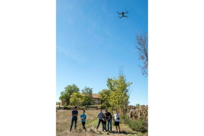 El castro de Yecla de Yeltes acoge una jornada de drones, donde se han celebrado carreras, cursos de formación y vuelo libre con diferentes multicópteros. Ical
