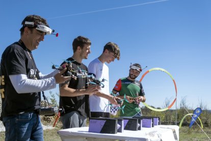 El castro de Yecla de Yeltes acoge una jornada de drones, donde se han celebrado carreras, cursos de formación y vuelo libre con diferentes multicópteros. Ical