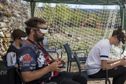 El castro de Yecla de Yeltes acoge una jornada de drones, donde se han celebrado carreras, cursos de formación y vuelo libre con diferentes multicópteros. Ical