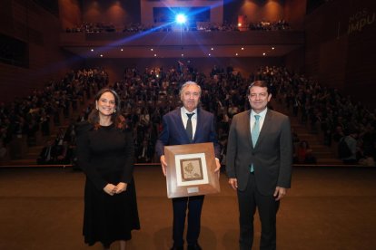 El presidente de la Junta, Alfonso Fernández Mañueco; el CEO de Galletas Gullón, Juan Miguel Martínez Gabaldón; y la presidenta de Edigrup, Adriana Ulibarri, en la gala de los Premios La Posada 2023 de El Mundo de Castilla y León. -PHOTOGENIC