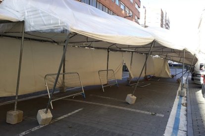 Consecuencias del viento en calle Muro.