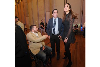Fran Sardón, presidente de Predif, y los concejales Alberto Gutiérrez Alberca y Blanca Jiménez Cuadrillero en la gala de los Premios La Posada 2023 de El Mundo de Castilla y León. -PHOTOGENIC