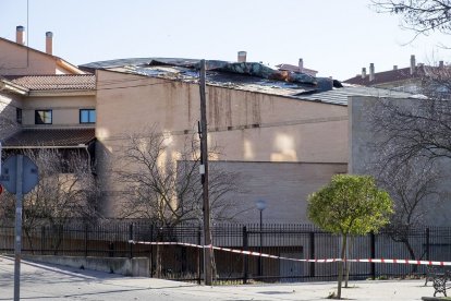 Parte del tejado del Conservatorio de Música se desprende por la fuerza del viento