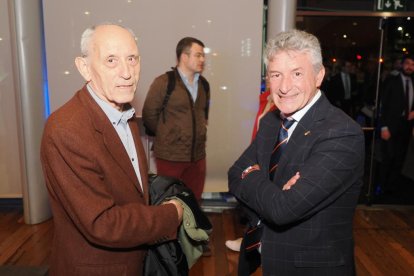 Antonio Piedra, columnista de El Mundo Diario de Castilla y León, y Sarbelio Fernández, alcalde de Arroyo de la Encomienda, en la gala de los Premios La Posada 2023 de El Mundo de Castilla y León. -PHOTOGENIC