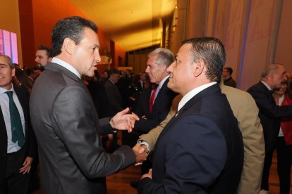 Raúl de la Hoz y Carlos García en la gala de los Premios La Posada 2023 de El Mundo de Castilla y León. -PHOTOGENIC