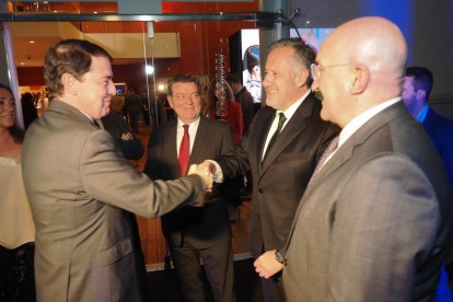 Alfonso Fernández Mañueco, presidente de la Junta de Castilla y León, saluda a Carlos Pollán, presidente de las Cortes, en la gala de los Premios La Posada 2023 de El Mundo de Castilla y León. -PHOTOGENIC