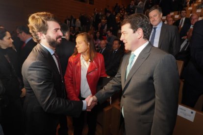El vicepresidente de la Junta de Castilla y León, Juan García Gallardo, junto al presidente Alfonso Fernández Mañueco en la gala de los Premios La Posada 2023 de El Mundo de Castilla y León. -PHOTOGENIC