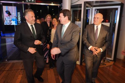 Carlos Pollán, presidente de las Cortes de Castilla y León; Alfonso Fernández Mañueco, presidente de la Junta; y Jesús Julio Carnero, alcalde de Valladolid, en la gala de los Premios La Posada 2023 de El Mundo de Castilla y León. -PHOTOGENIC