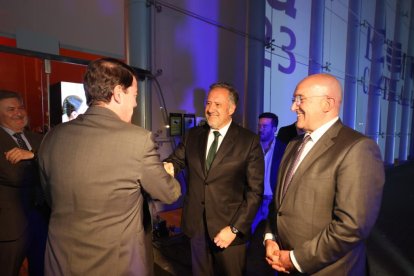 Alfonso Fernández Mañueco, presidente de la Junta de Castilla y León, saluda a Carlos Pollán, presidente de las Cortes, al lado de  Jesús Julio Carnero, alcalde de Valladolid, en la gala de los Premios La Posada 2023 de El Mundo de Castilla y León. -PHOTOGENIC
