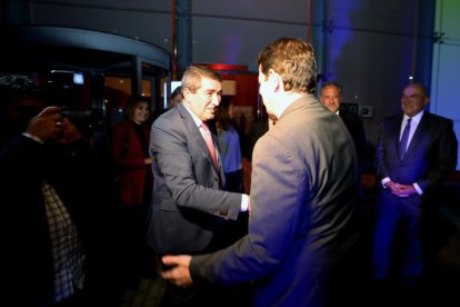 El director de El Mundo-Diario de Castilla y León, Pablo Lago, saluda a Alfonso Fernández Mañueco, presidente de la Junta de Castilla y León, en la gala de los Premios La Posada 2023 de El Mundo de Castilla y León. -PHOTOGENIC