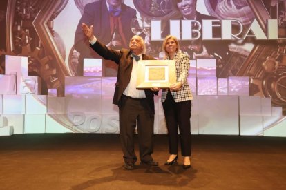 Juan Antonio Fernández Martín, propietario de Bodegas Liberalia, recibe el premio a la mejor iniciativa enológica de manos de Belén Martín, directora territorial de Caixabank, en la gala de los Premios La Posada 2023 de El Mundo de Castilla y León. -PHOTOGENIC