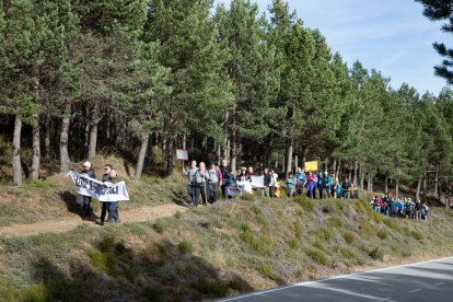 Concentración en la Cruz de Ferro del Camino de Santiago para reivindicar la paralización de la obra y el distanciamiento de la carretera.- E.M.