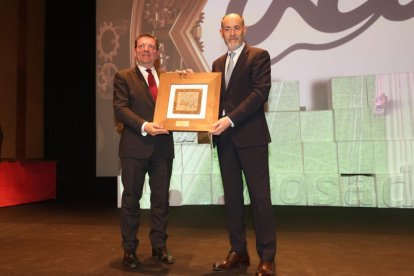 Luis Miguel González Gago, consejero de la Presidencia de la Junta, con Jesús Posadas, presidente de ACOR, que recibe el premio a la mejor empresa agroalimentaria en los Premios La Posada 2023 de El Mundo de Castilla y León. -PHOTOGENIC