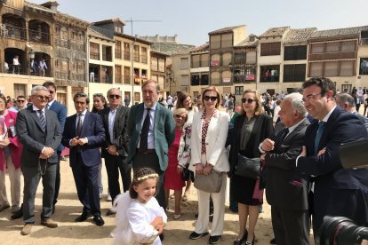 El consejero de Cultura Gonzalo Santonja asiste a la Tradicional Bajada del Ángel en Peñafiel (Valladolid), con motivo de la celebración del Domingo de Resurrección. -ICAL