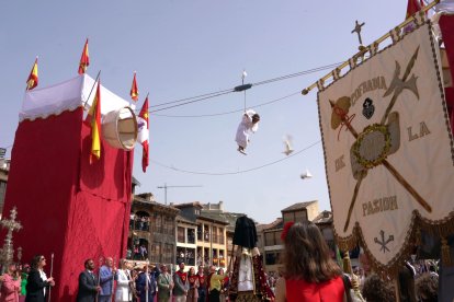 El consejero de Cultura Gonzalo Santonja asiste a la Tradicional Bajada del Ángel en Peñafiel (Valladolid), con motivo de la celebración del Domingo de Resurrección. -ICAL