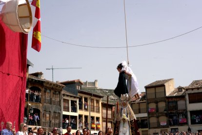 El consejero de Cultura Gonzalo Santonja asiste a la Tradicional Bajada del Ángel en Peñafiel (Valladolid), con motivo de la celebración del Domingo de Resurrección. -ICAL