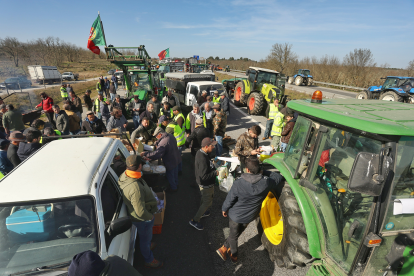 Agricultores portugueses cortan la A-62 junto a la frontera de Fuentes de Oñoro (Salamanca). Vicente/ Ical