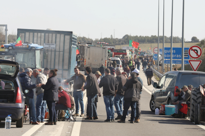 Agricultores portugueses cortan la A-62 junto a la frontera de Fuentes de Oñoro (Salamanca). Vicente/ Ical