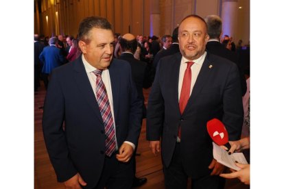 José Manuel Fernández y Gerardo Álvarez Courel en la gala de los Premios La Posada 2023 de El Mundo de Castilla y León. -PHOTOGENIC