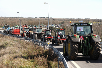 Agricultores portugueses cortan la A-62 junto a la frontera de Fuentes de Oñoro (Salamanca). Vicente/ Ical