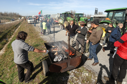 Agricultores portugueses cortan la A-62 junto a la frontera de Fuentes de Oñoro (Salamanca). Vicente/ Ical