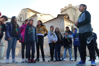 Algunos de los integrantes del Grupo Scout San Miguel de Palencia juegan a la vaca sentada en la plaza de San Miguel.-ICAL