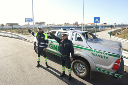 Agricultores portugueses cortan la A-62 junto a la frontera de Fuentes de Oñoro (Salamanca). Vicente/ Ical