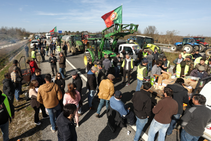 Agricultores portugueses cortan la A-62 junto a la frontera de Fuentes de Oñoro (Salamanca). Vicente/ Ical