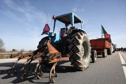 Agricultores portugueses cortan la A-62 junto a la frontera de Fuentes de Oñoro (Salamanca). Vicente/ Ical