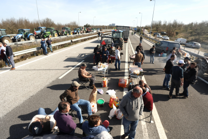 Agricultores portugueses cortan la A-62 junto a la frontera de Fuentes de Oñoro (Salamanca). Vicente/ Ical