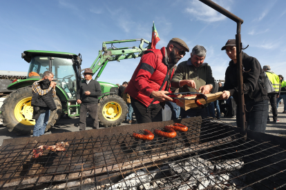 Agricultores portugueses cortan la A-62 junto a la frontera de Fuentes de Oñoro (Salamanca). Vicente/ Ical
