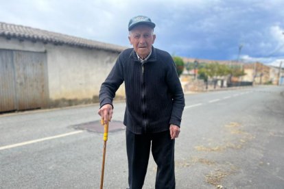 El centenario Francisco en la Sierra de la Culebra un año después del incendio. A. CALVO