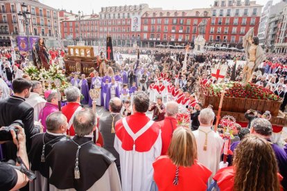 Procesión del Encuentro de 'Jesús Resucitado' con la 'Virgen de la Alegría'. -J.M. LOSTAU