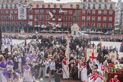 Procesión del Encuentro de 'Jesús Resucitado' con la 'Virgen de la Alegría'. -J.M. LOSTAU