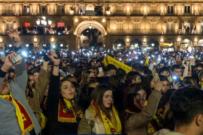 La Plaza Mayor de Salamanca acogió un año más a miles de estudiantes para celebrar la Nochevieja Universitaria.- ICAL