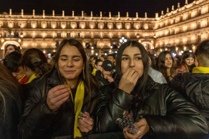 La Plaza Mayor de Salamanca acogió un año más a miles de estudiantes para celebrar la Nochevieja Universitaria.- ICAL
