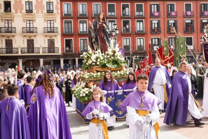 Procesión del Encuentro de 'Jesús Resucitado' con la 'Virgen de la Alegría'. -J.M. LOSTAU