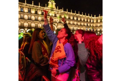 La Plaza Mayor de Salamanca acogió un año más a miles de estudiantes para celebrar la Nochevieja Universitaria.- ICAL