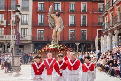 Procesión del Encuentro de 'Jesús Resucitado' con la 'Virgen de la Alegría'. -J.M. LOSTAU