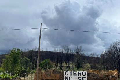 Cartel reivindicativo en Otero de Bodas que se mantiene un año después del incendio de la Sierra de la Culebra. A. CALVO
