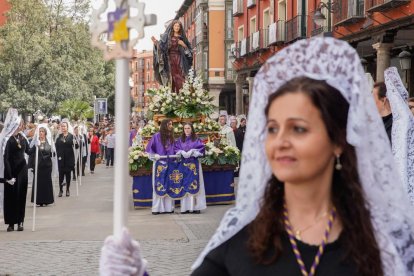Procesión del Encuentro de 'Jesús Resucitado' con la 'Virgen de la Alegría'. -J.M. LOSTAU