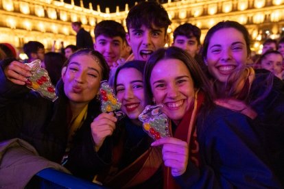 La Plaza Mayor de Salamanca acogió un año más a miles de estudiantes para celebrar la Nochevieja Universitaria.- ICAL